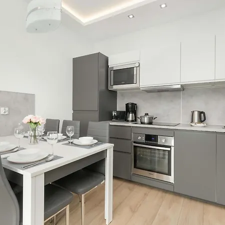 Sucha 33 Modern With Parking By Renters 아파트